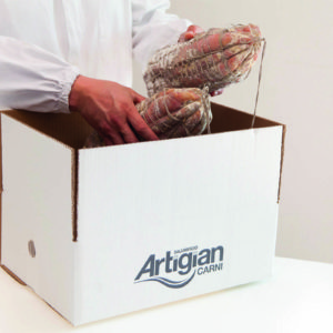 Fasi di confezionamento ed etichettatura dei salumi: automazione e controllo finale del prodotto pronto per la distribuzione - Felino Parma