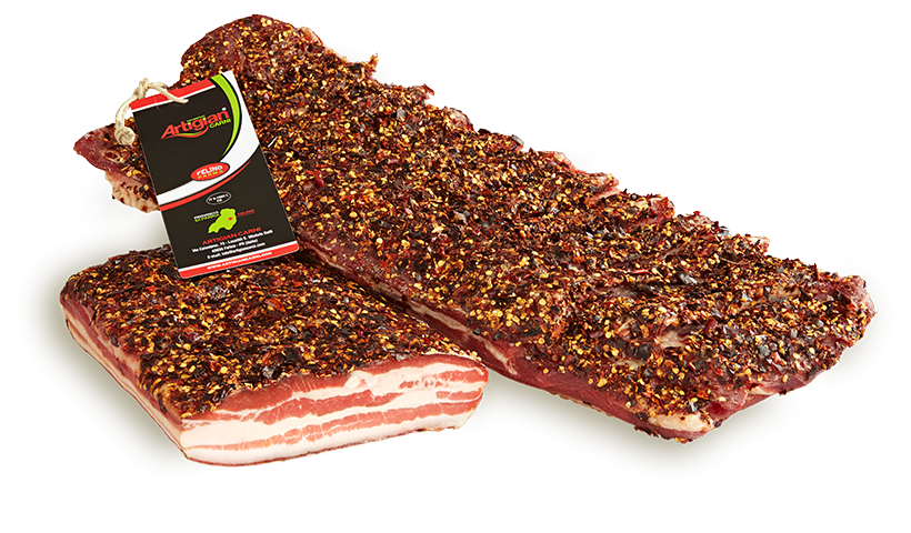 Dettaglio di Pancetta Tesa al Peperoncino: salume artigianale stagionato dal gusto piccante e speziato – Felino Parma