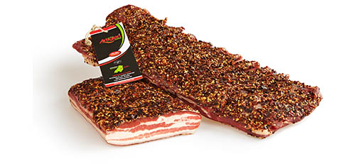 Interi-ridimensionati_0006_panc.tesa.peperoncino_intero Pancetta tesa al peperoncino intera: salume artigianale piccante per salumerie e forniture gastronomiche - Artigian Carni a Felino Parma