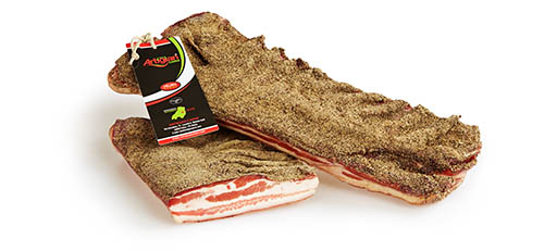 Interi-ridimensionati_0007_panc.tesa.pepe_intero Pancetta tesa al pepe intera: prodotto tradizionale stagionato per l'uso professionale e gastronomico - Artigian Carni a Felino Parma