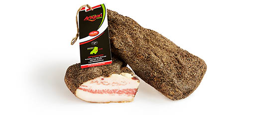 Interi-ridimensionati_0011_gola.pepe_intero Gola stagionata al pepe intera: prodotto tradizionale per l'uso professionale e gastronomico - Artigian Carni a Felino Parma