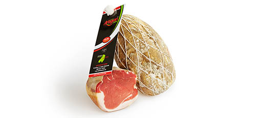 Interi-ridimensionati_0013_fiocco.cotenna_intero Fiocco di prosciutto con cotenna intero: taglio pregiato stagionato per salumerie e gastronomie - Artigian Carni a Felino Parma