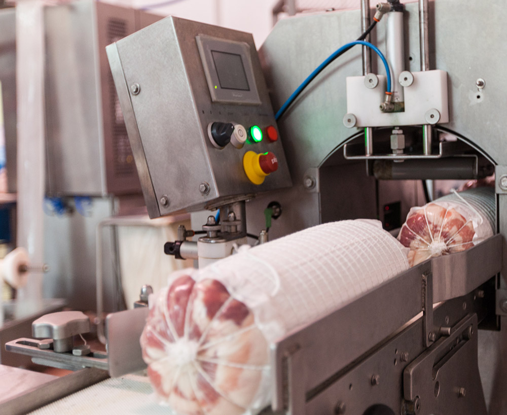 Lavorazione artigianale e controllo qualità interno nella produzione di salumi per la fornitura professionale - Felino Parma